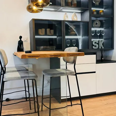 Apartment 50m De La Et Toutes Commodites, Plein Centre Et Silencieux *