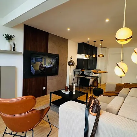50m De La Et Toutes Commodites, Plein Centre Et Silencieux Apartmán *